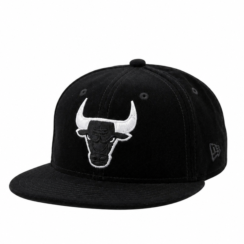 NEW ERA 59FIFTY CHICAGO BULLS BLACK/WHITE LOGO VELVET FITTED HAT