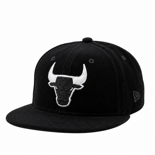 NEW ERA 59FIFTY CHICAGO BULLS BLACK/WHITE LOGO VELVET FITTED HAT