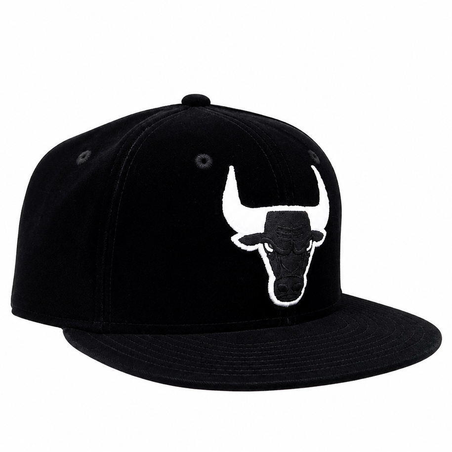 NEW ERA 59FIFTY CHICAGO BULLS BLACK/WHITE LOGO VELVET FITTED HAT