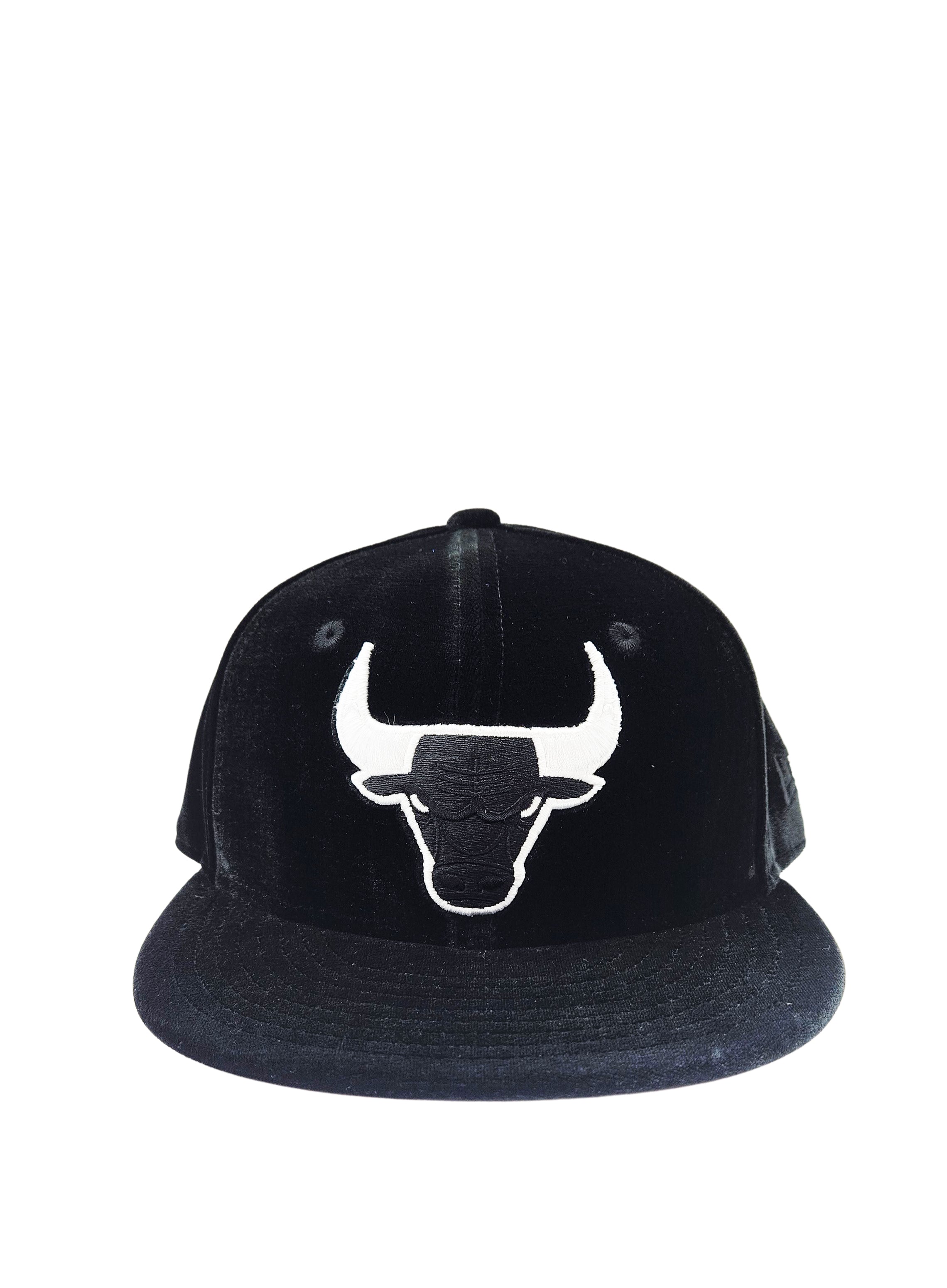 NEW ERA 59FIFTY CHICAGO BULLS BLACK/WHITE LOGO VELVET FITTED HAT