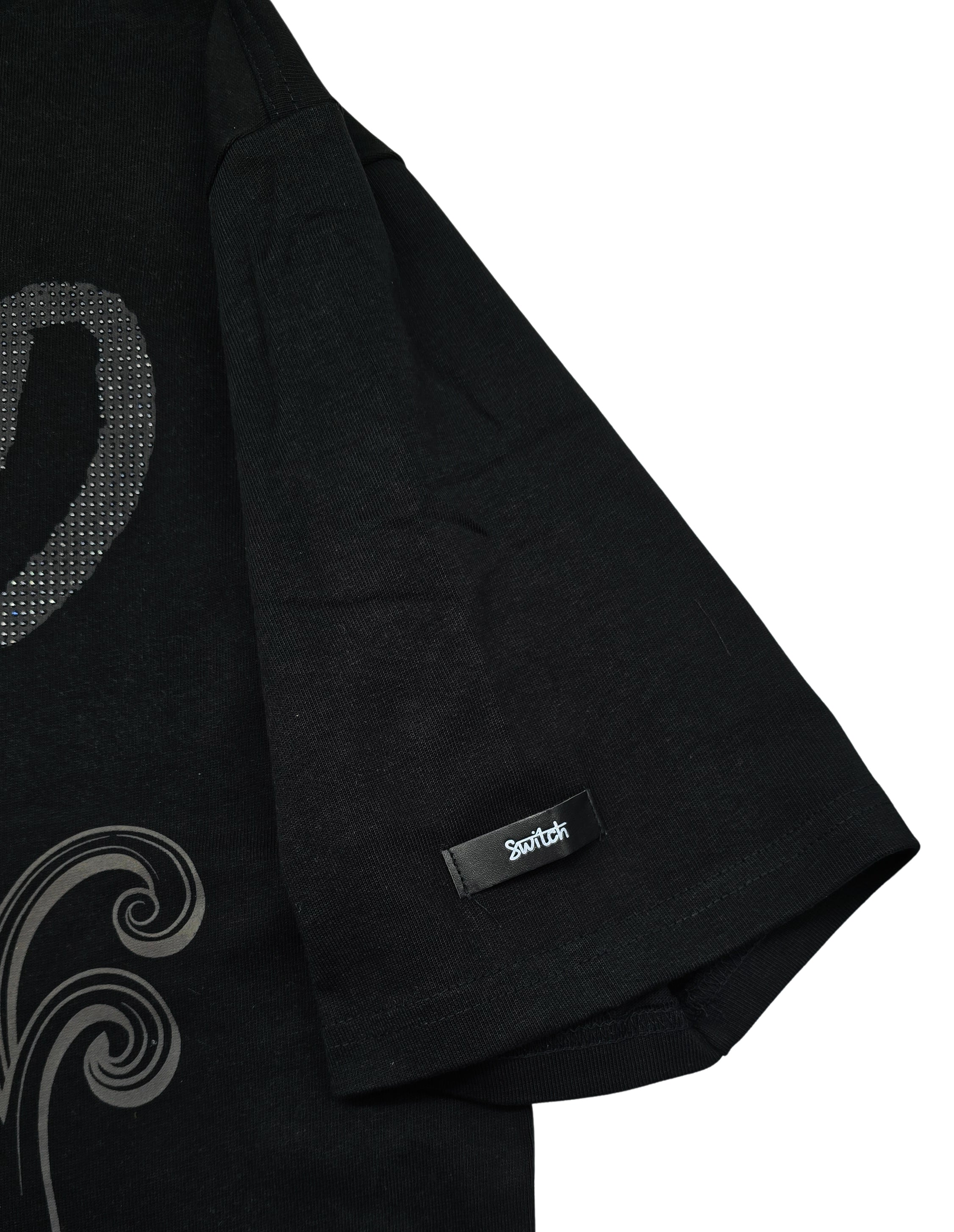 SWITCH MEN'S RHINESTONE MINERAL WASHED SKULL DROP SHOULDER GRAPHIC T-SHIRT (BLACK)