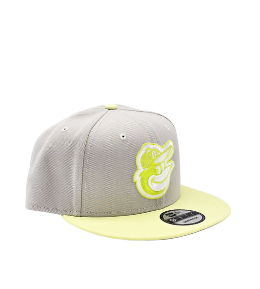 NEW ERA 9FIFTY MLB BALTIMORE ORIOLES GREY/GREEN SNAPBACK HAT