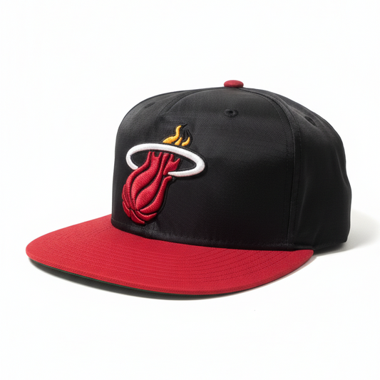 MEN`S MIAMI HEAT BLACK /RED CLASSIC SNAPBACK HAT
